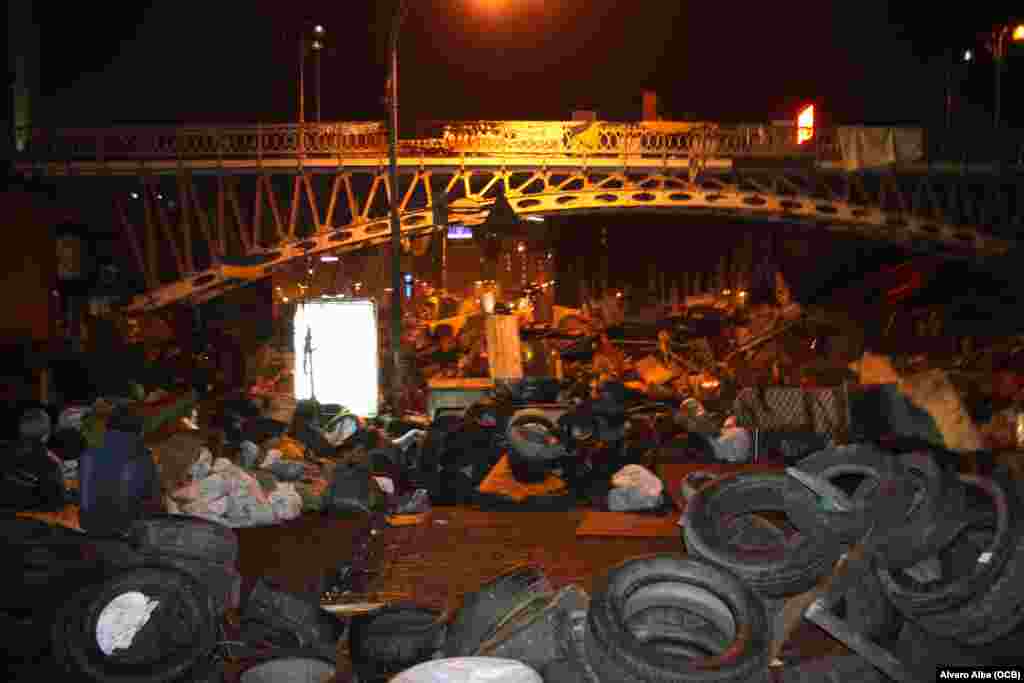 Barricada en la calle Institutska, de noche.