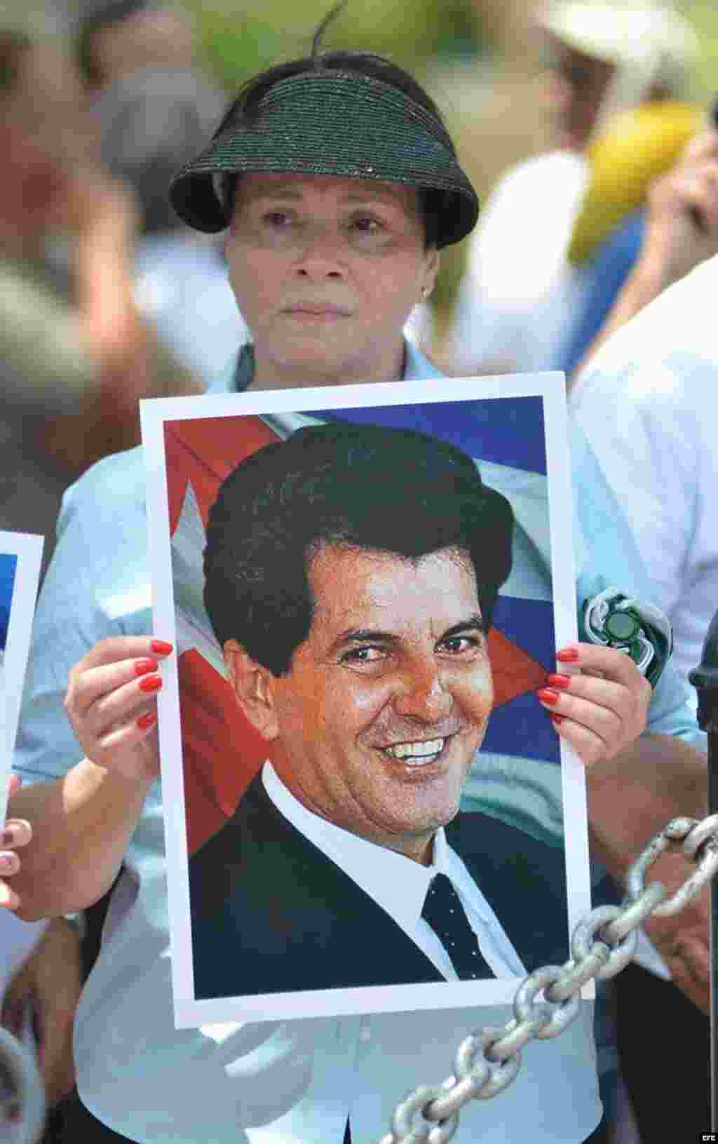 Una mujer sostiene una fotografía del fallecido opositor cubano Oswaldo Payá hoy, domingo 29 de julio de 2012, mientras participa en una manifestación hecha por varias agrupaciones de disidentes cubanos en Miami (EEUU). EFE/GAST&Oacut