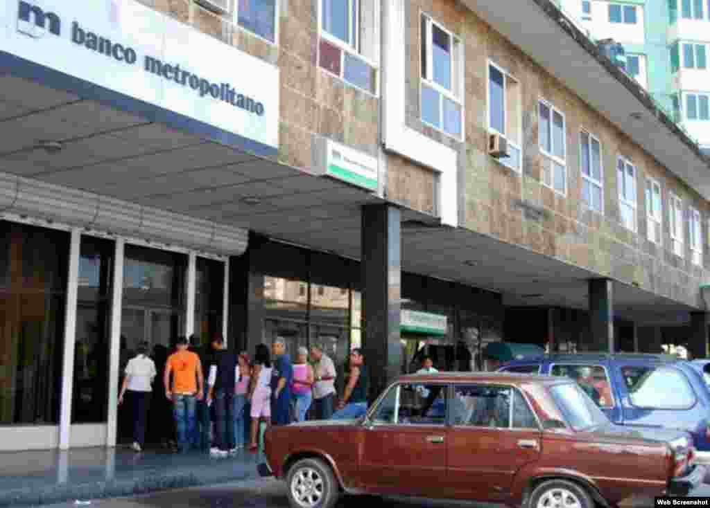Bajo una licencia general ampliada, a las instituciones bancarias y de envíos de dinero registradas en EE.UU., se les permitirá procesar las remesas autorizadas a Cuba sin tener que solicitar una licencia específica.