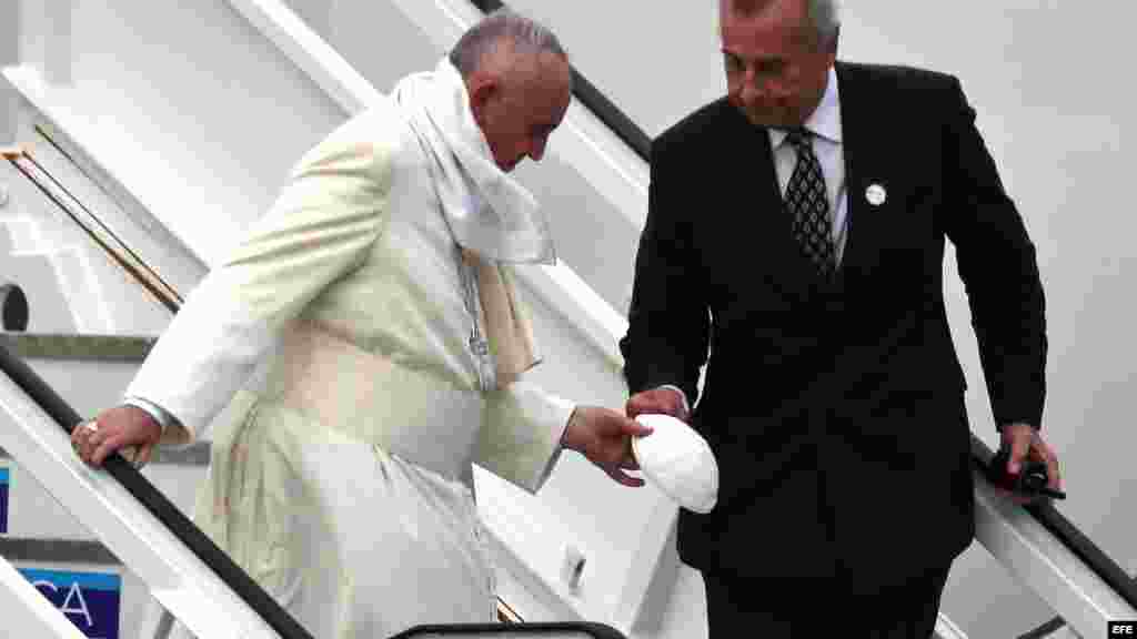 El Papa Francisco desciende la escalerilla del avión en el aeropuerto José Martí, de La Habana.