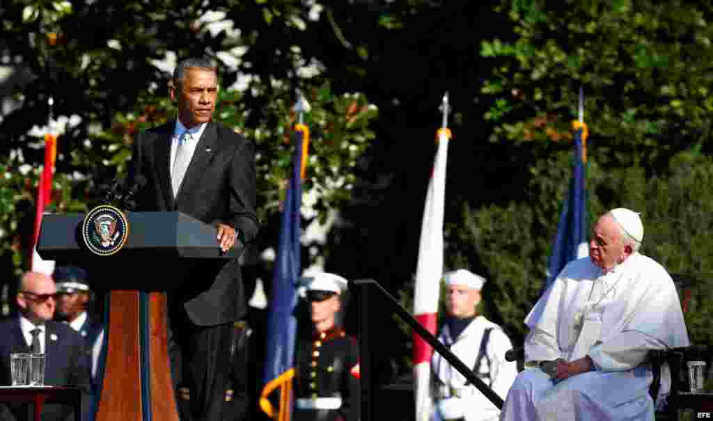 El Papa, "hijo de inmigrantes", dice a Obama que el sistema "excluye a millones".