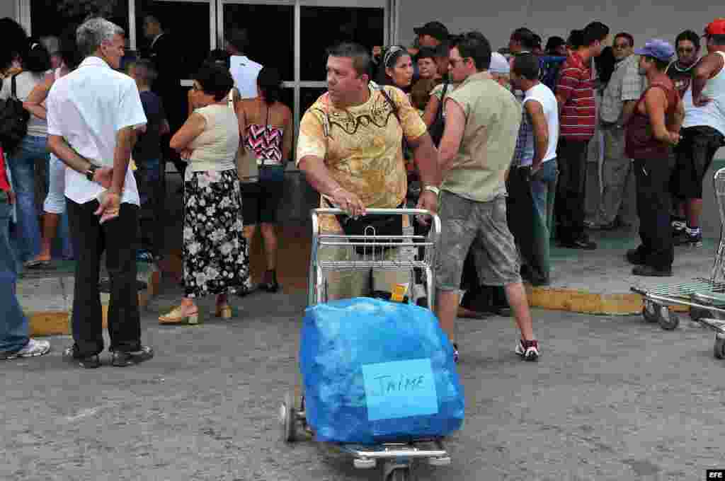 Ciudadanos cubanos reciben a sus familiares residentes en Estados Unidos