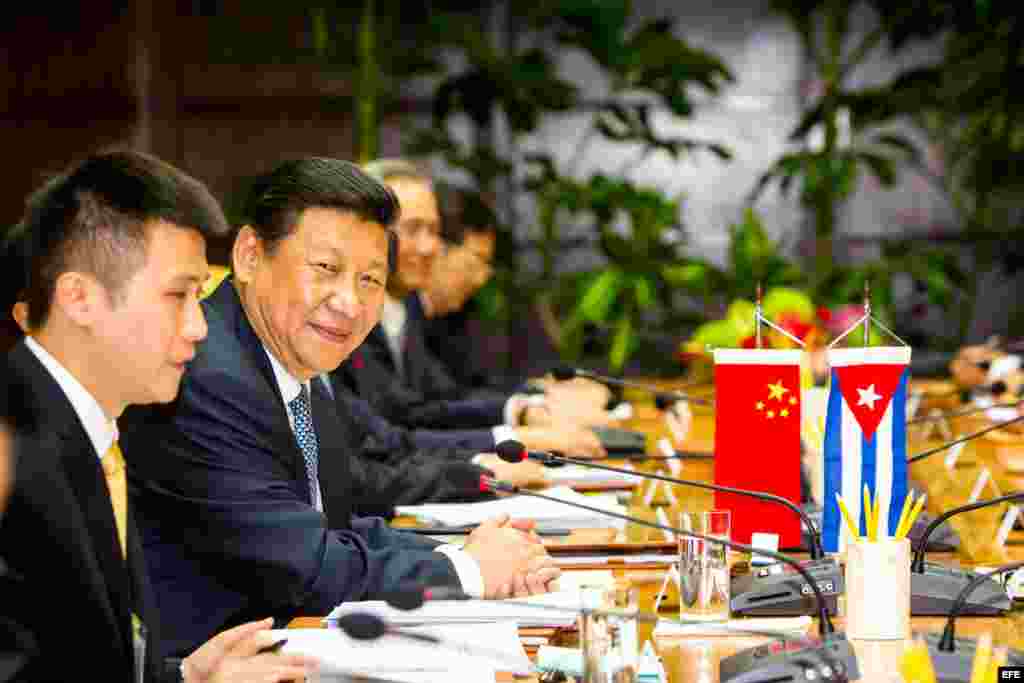 Raúl Castro (fuera de cuadro) y Xi Jinping (2i) en una reunión oficial en el Palacio de la Revolución de La Habana (Cuba).