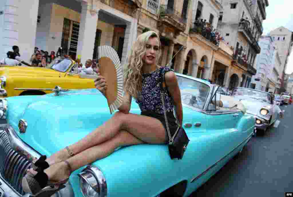 La supermodelo brasileña-británica Alice Dellal asiste al desfile de la casa de modas francesa.