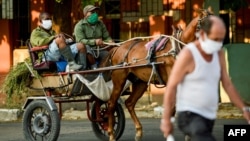 Muchos cubanos se ganan la vida como carretoneros. AFP