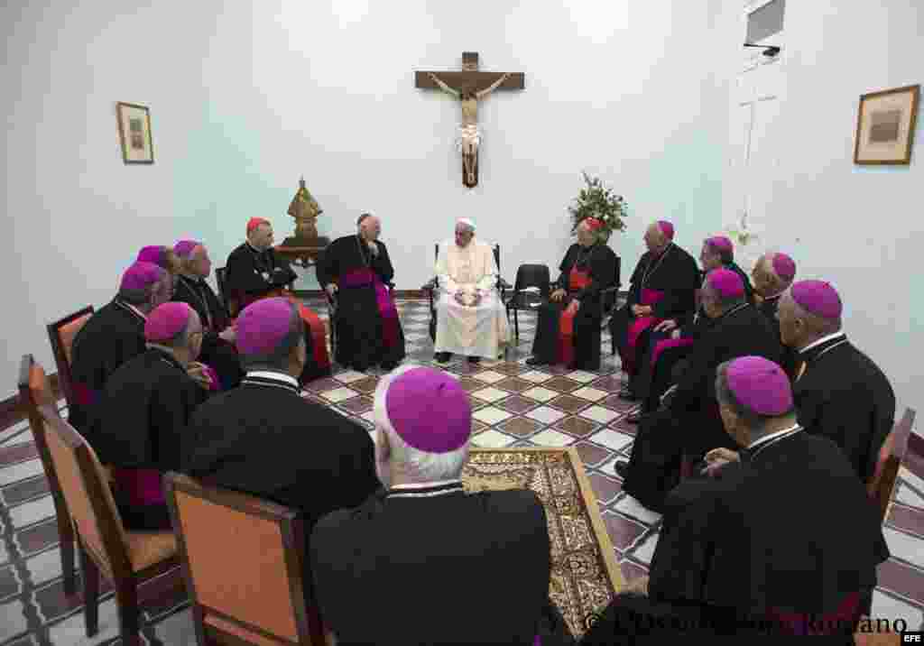 Fotografía facilitada por el Osservatore Romano hoy, 22 de septiembre, que muestra al papa Francisco (centro, de espaldas) durante una reunión con obispos en Santiago de Cuba ayer, 21 de septiembre de 2015.
