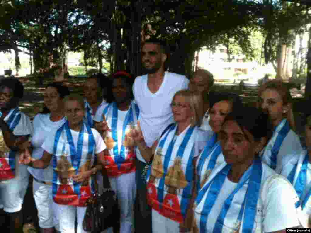 El grafitero cubano Danilo Maldonado, "El Sexto", junto a las Damas de Blanco y los activistas en el parque Gandhi.