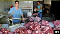Archivo - Dos hombres venden carne en La Habana (Cuba).