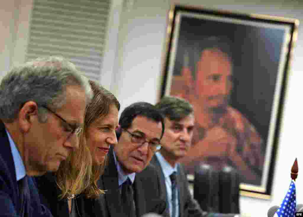  El ministro de Salud de Cuba, Roberto Morales (i), y la secretaria de Salud y Servicios de EE.UU., Sylvia Burwell (d), se reúnen en La Habana Cuba.