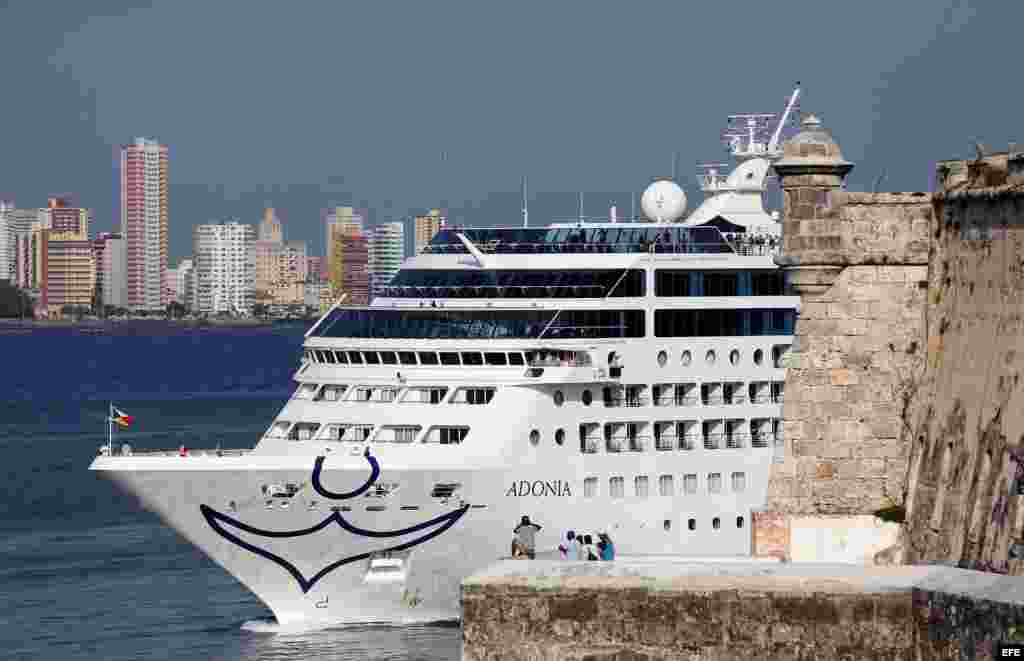 El buque "Adonia", de la compañía Fathom arriba a La Habana, Cuba.