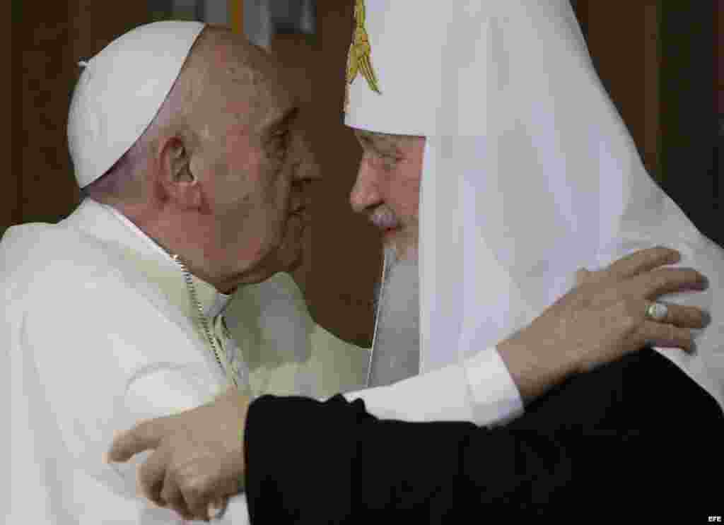 El papa Francisco y el patriarca Kirill intercambiaron saludos afectuosos antes y al final de su encuentro en La Habana.
