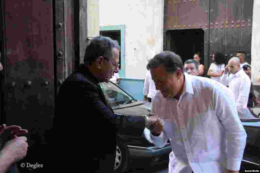 El presidente panameño Juan Carlos Varela saluda al arzobispo de La Habana, monseñor Juan de la Caridad García Rodríguez.