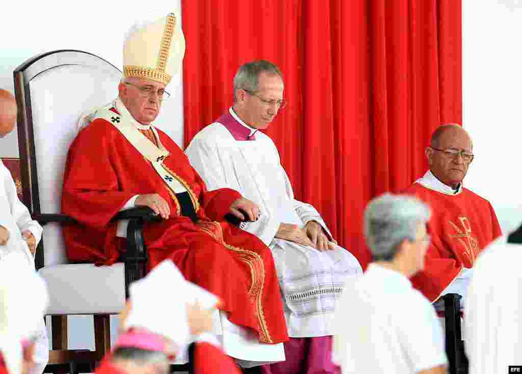 El papa Francisco oficia una misa desde la Plaza de la Revolución hoy, lunes 21 de septiembre de 2015, en Holguín (Cuba) como parte de su programa de actividades eclesiásticas en el marco de su visita.