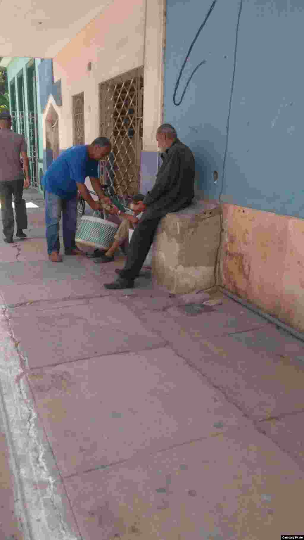  Colaboradores del Proyecto Capitán Tondique en la calles ofreciendo alimentos a los necesitados