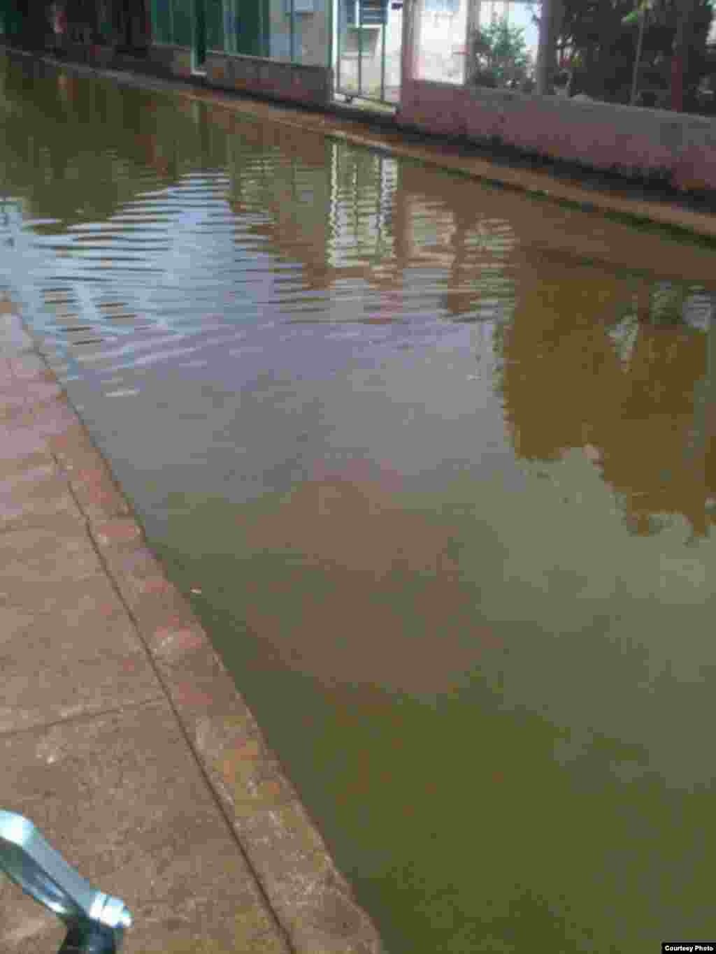 Aguas estancadas en un barrio de Güira de Melena