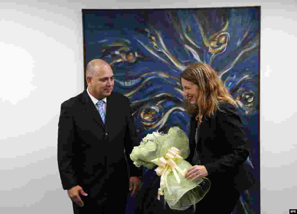  El ministro de Salud de Cuba, Roberto Morales (i), y la secretaria de Salud y Servicios de EE.UU., Sylvia Burwell (d), se reúnen en La Habana Cuba.