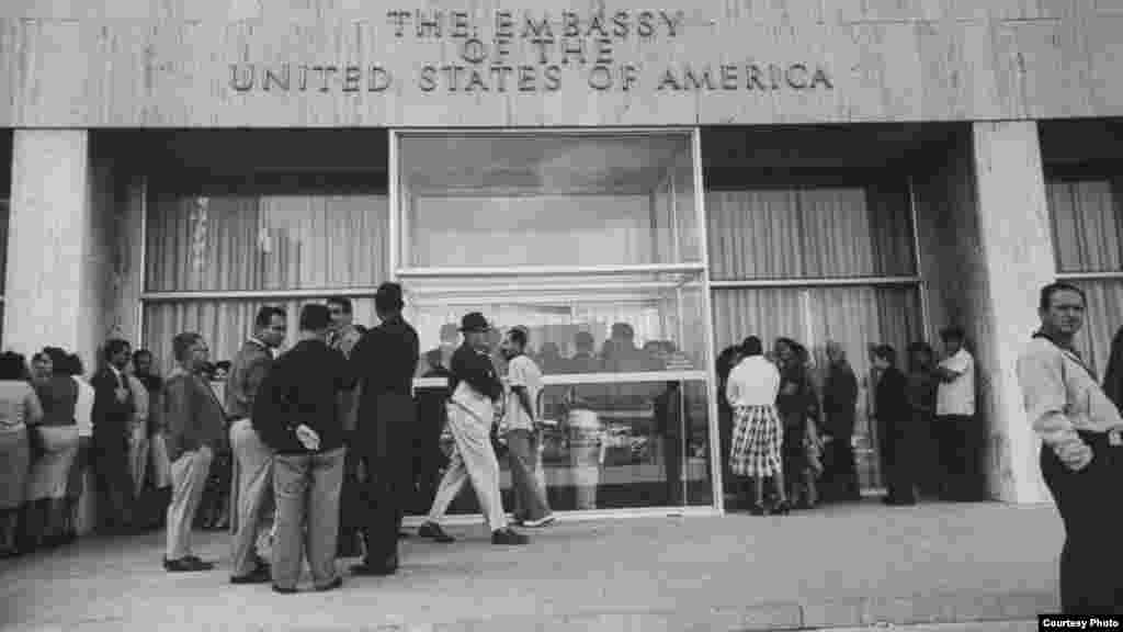 Cuando Estados Unidos anuncia el rompimiento de relaciones con Cuba, numerosos cubanos se acercan a la embajada en busca de visas. 